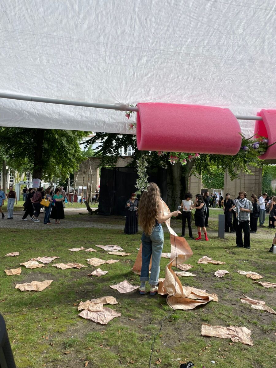 Rundgang Performance Zeynep Sami